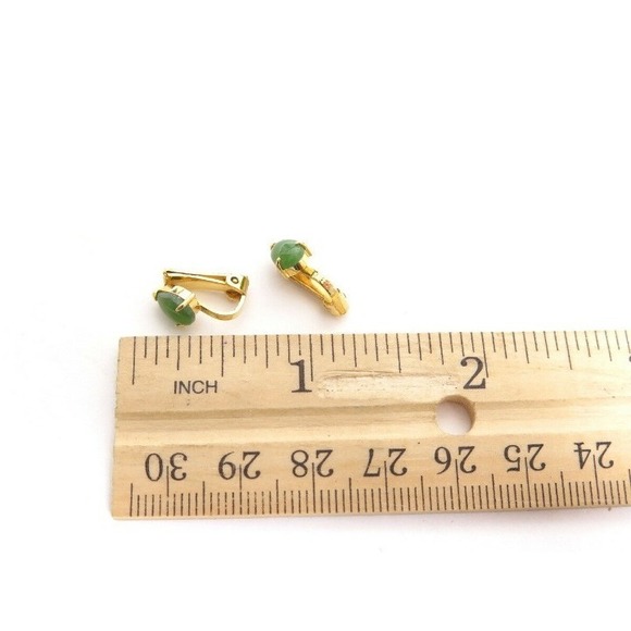 Vintage Green Jade Pear Shaped Gem Gold Toned Clip Earrings - Picture 2 of 2